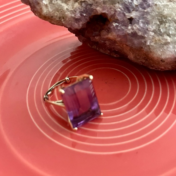 Vintage Emerald Cut Amethyst Gold Ring - Picture 2 of 9